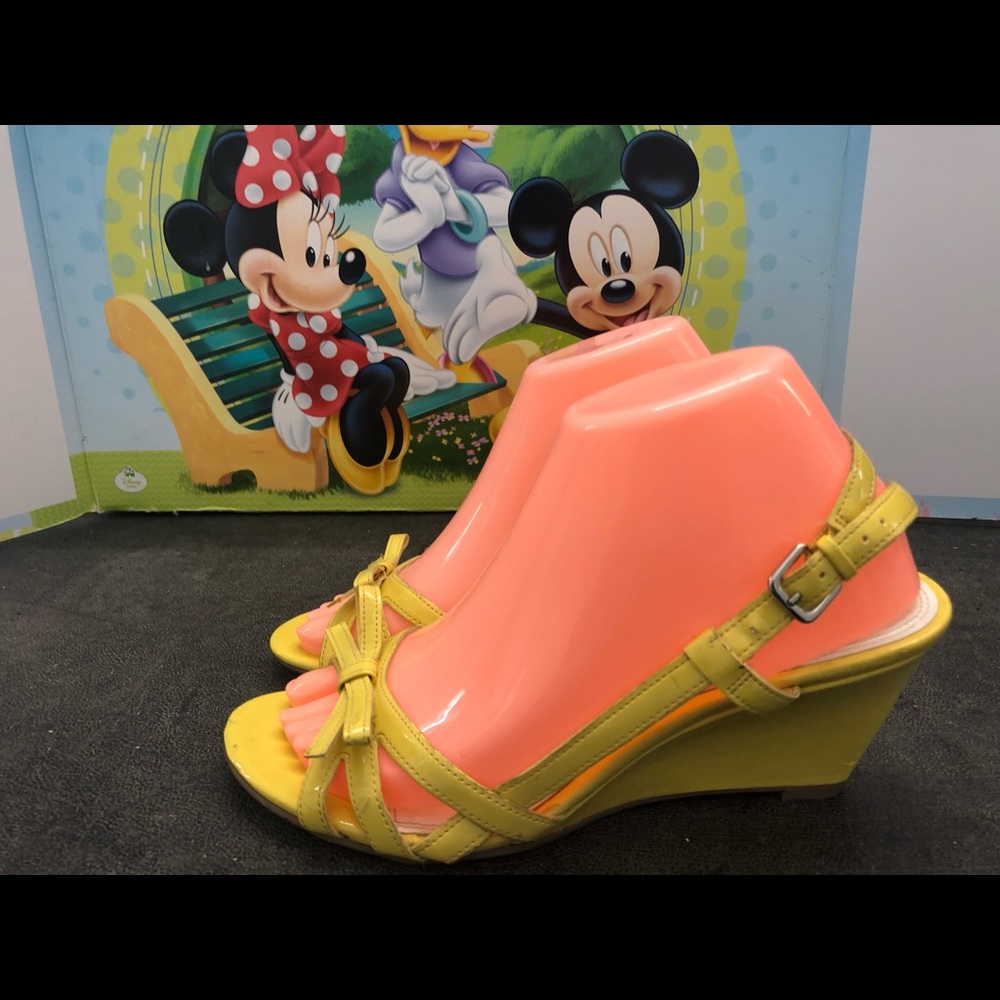 Predicton Women’s Yellow Patent Leather Sandals